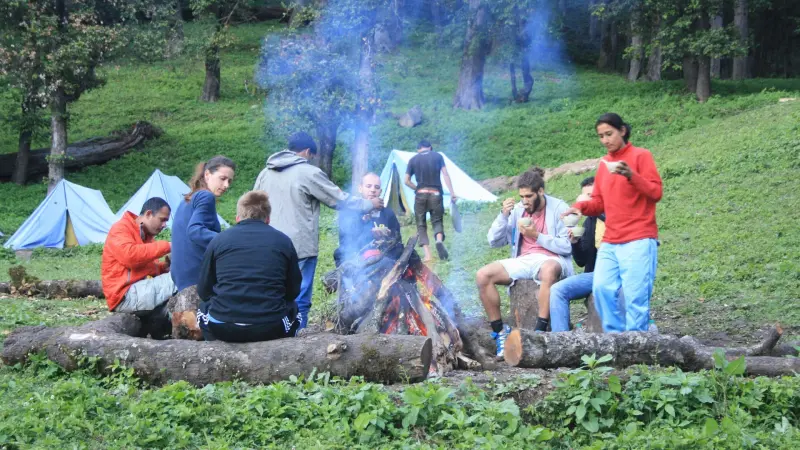 Trek back to Kulang & Drive to Old Manali (3-4 hrs)